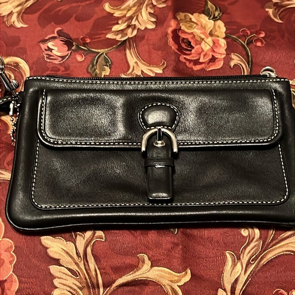 COACH LEATHER WRISTLET - Picture 6 of 7